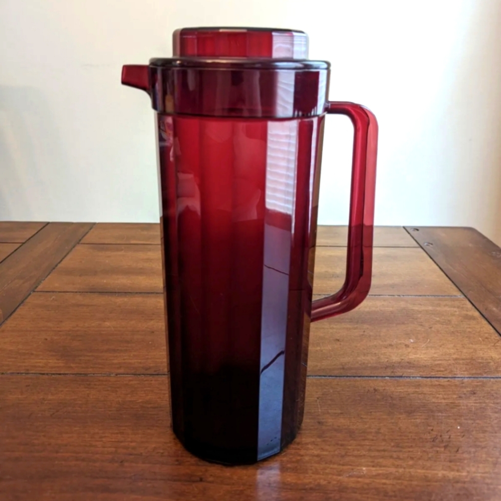 💥Host Pick💥 Vintage Tupperware 2 Quart Acrylic Pitcher Preludio Red Ruby